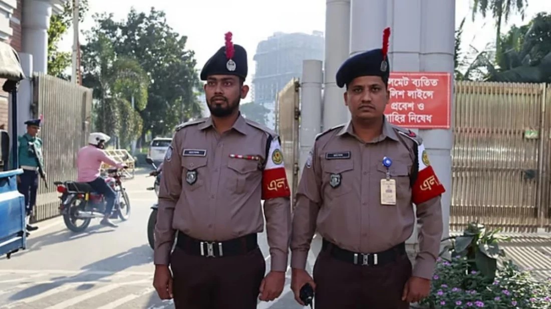 2025/নতুন পোশাকে মাঠে নেমেছে পুলিশ.jpg